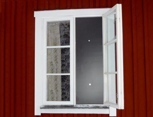 Fönsterluckan täcks utvändigt med frigolit för bäst isolering